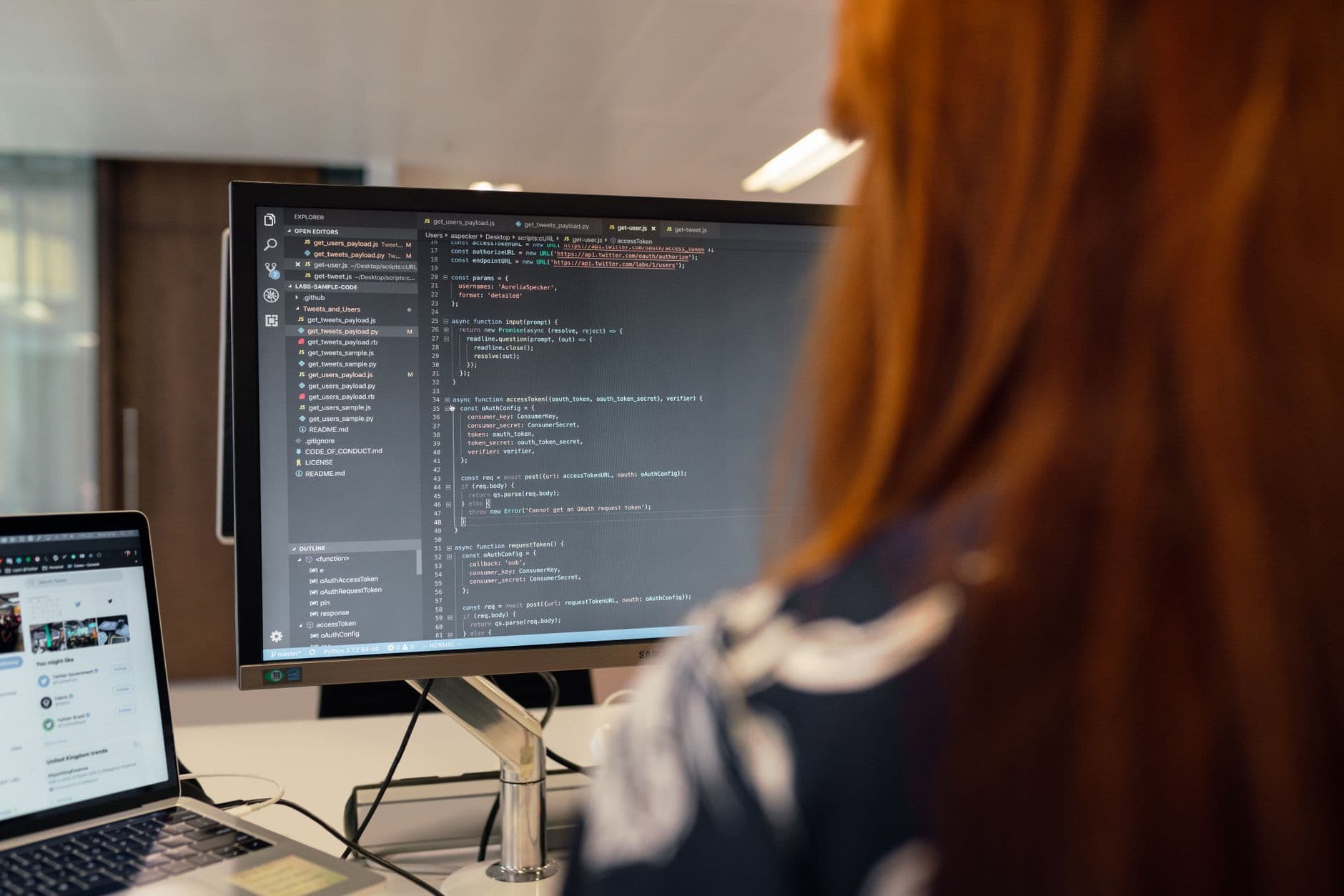 Desarrollador trabajando en el código de una web